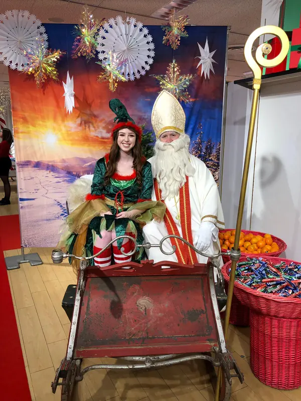 Saint Nicolas et son lutin en costume festif chez Sapé