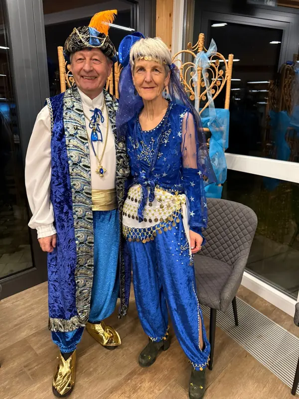Couple en costumes orientaux (mille et une nuits) chez Sapé