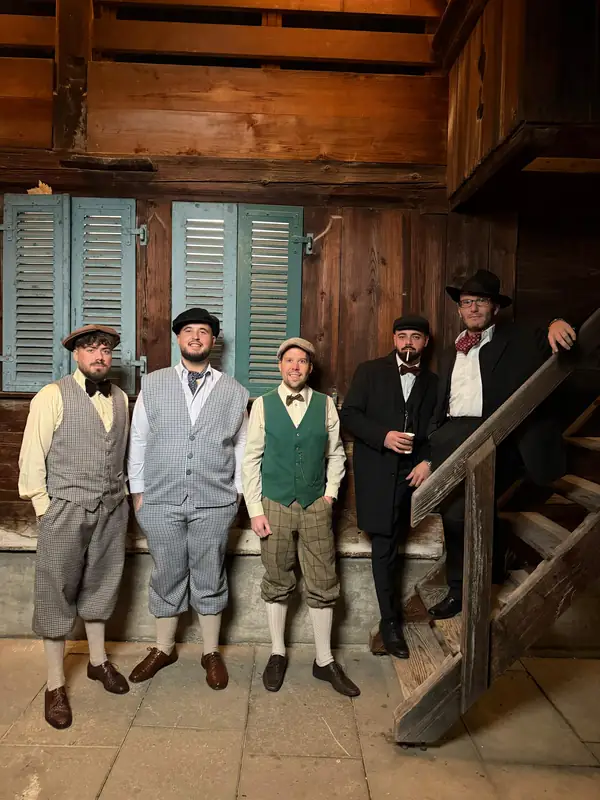 Groupe en costumes vintage rétro chez Sapé