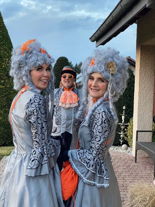 Trio en costumes baroques (perruques poudrées) pour une soirée à thème chez Sapé