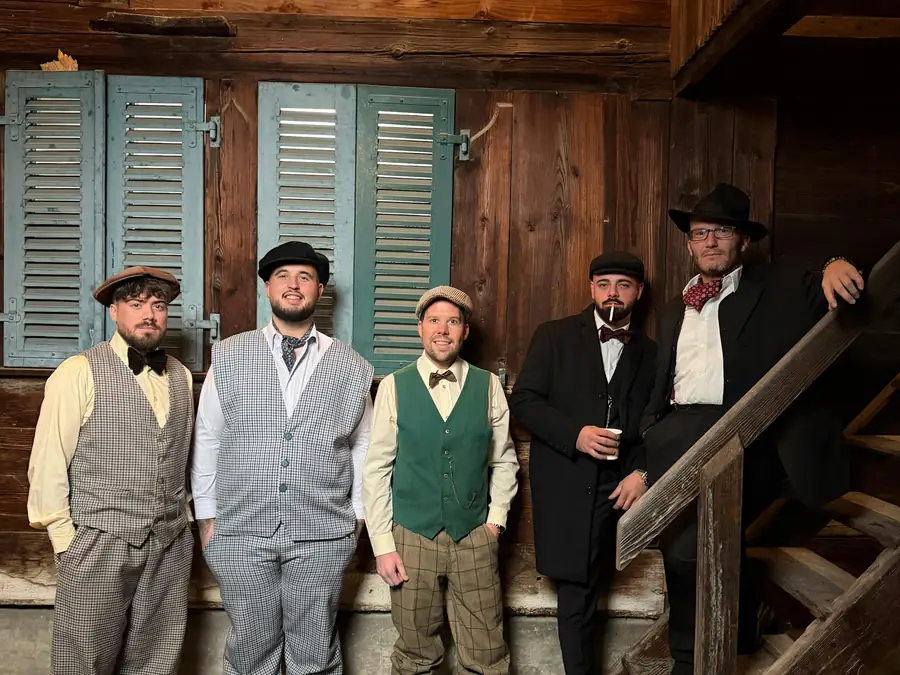 Groupe d'hommes en costumes vintage pour un EVG ou une sortie de groupe chez Sapé