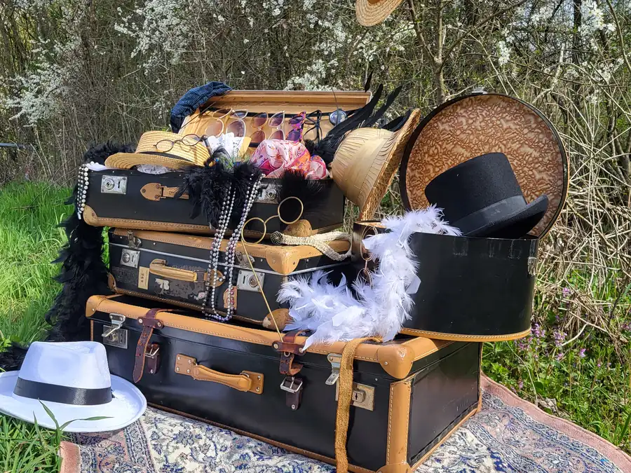 Valises vintage, chapeaux et accessoires rétro de la collection Sapé pour photobooth