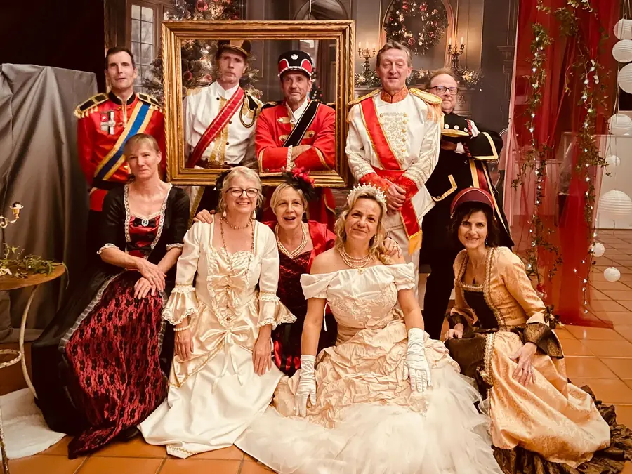 Groupe en costumes d'époque pour une soirée à thème chez Sapé